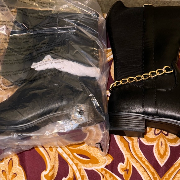 Black, flat boots with chain - Picture 4 of 4